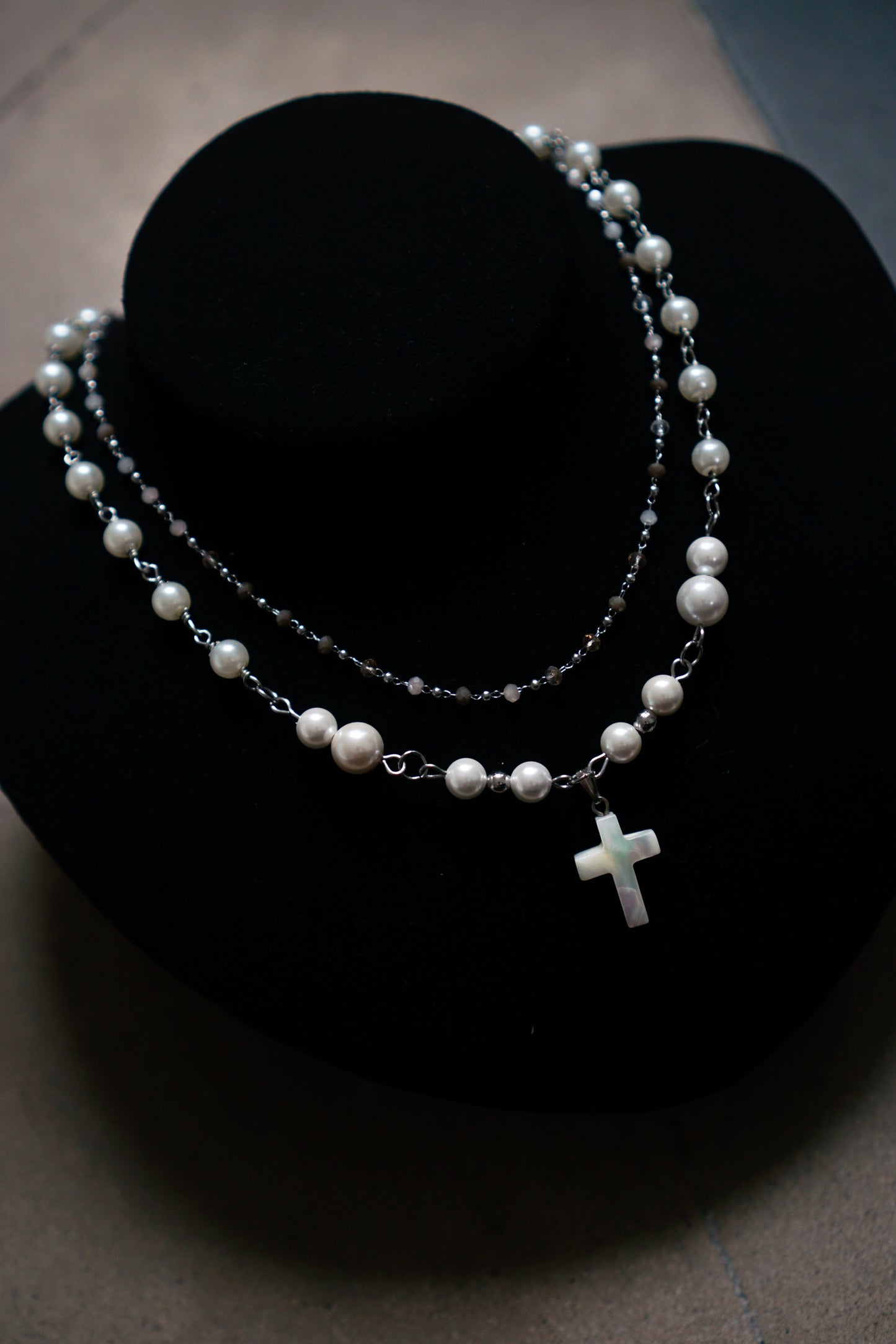 Il Don - collana con doppia fila di perle e ciondolo a croce