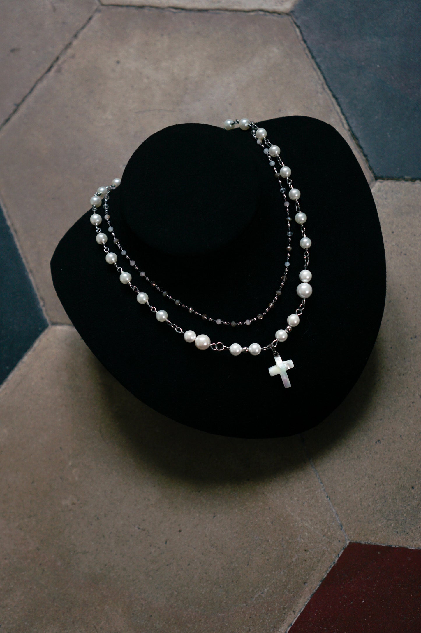 Il Don - collana con doppia fila di perle e ciondolo a croce