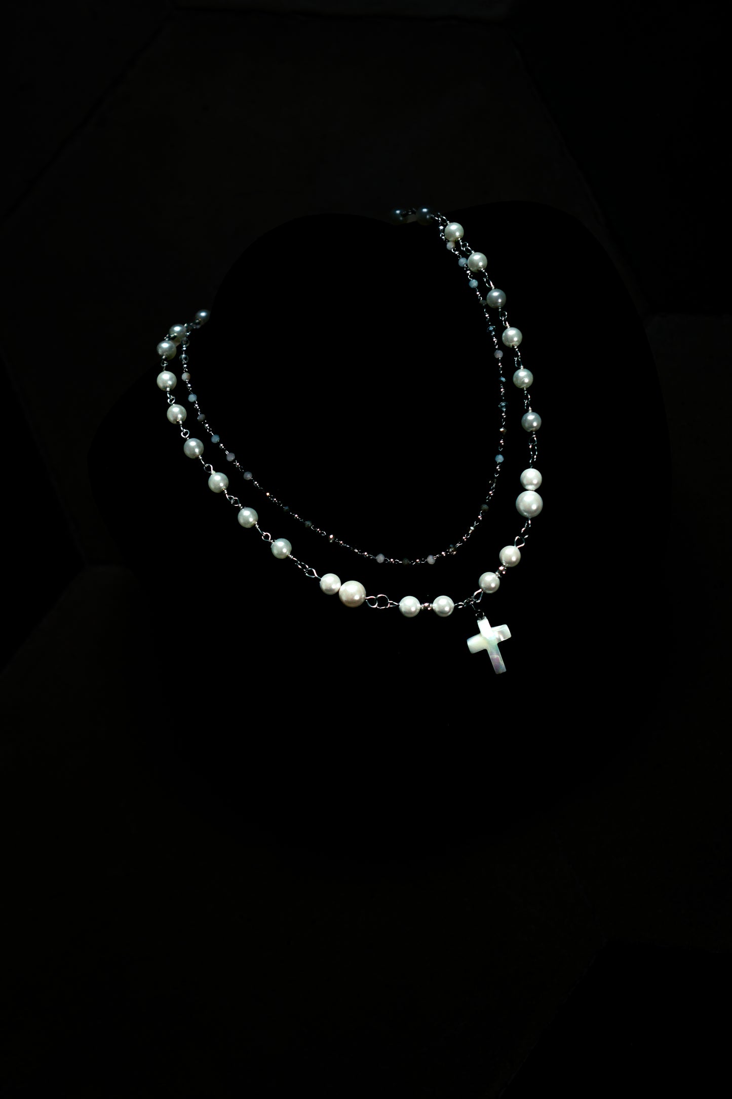 Il Don - collana con doppia fila di perle e ciondolo a croce