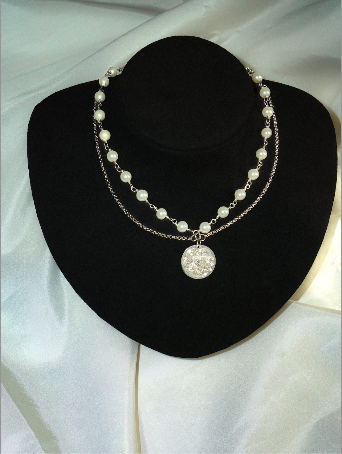 Maddalena - collana con perle in vetroresina e ciondolo vintage – Catena Room Maddalena - collana con perle in vetroresina e ciondolo vintage – Catena Room
