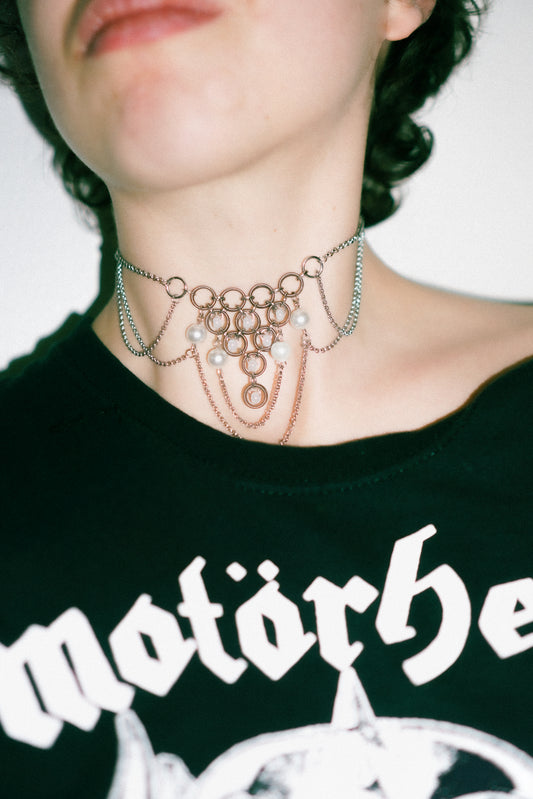 Beatrice - collana choker in acciaio con inserti perlati