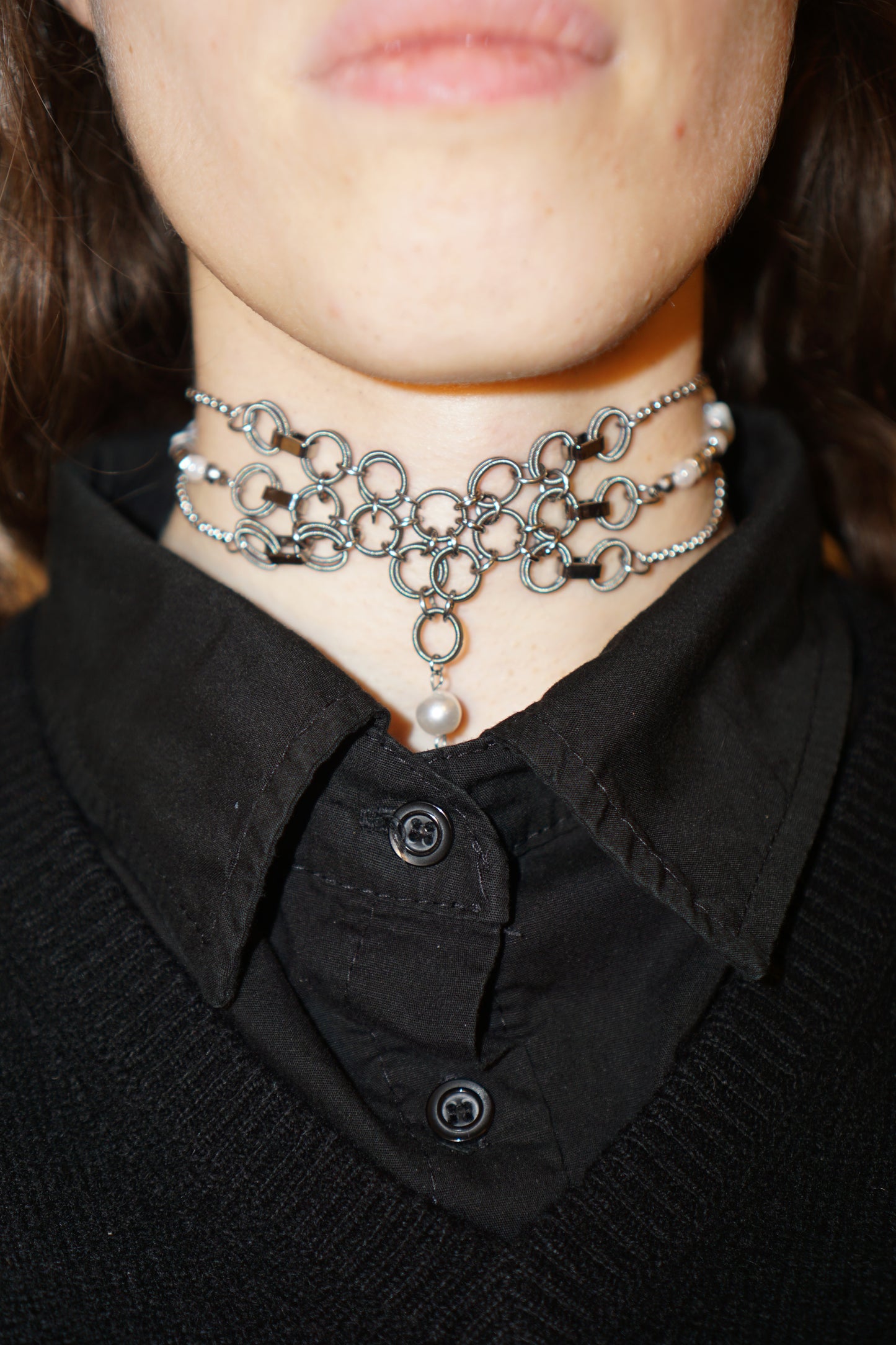 Maya - choker in acciaio con inserti perlati